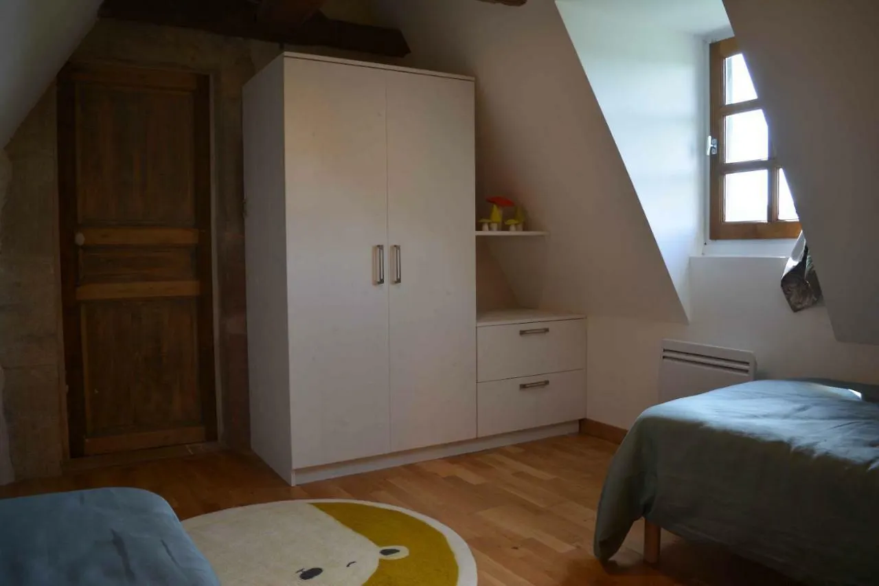 La cour pavée Villa Sebrazac Francia